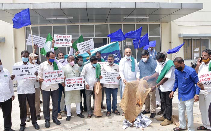 ಶಿವಮೊಗ್ಗ: ಸಚಿವ ಈಶ್ವರಪ್ಪರ ಕಚೇರಿಯ ಮುಂದೆ ಚೀಲ ಸುಟ್ಟು ಜನಾಗ್ರಹ ಆಂದೋಲನ ಪ್ರತಿಭಟನೆ