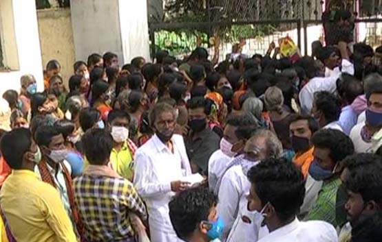 ತೋಟಗಾರಿಕೆ ಇಲಾಖೆ ಗೇಟ್ ಮುರಿದು ಕಚೇರಿಗೆ ನುಗ್ಗಿದ ರೈತರು; ಮಹಿಳೆ ಅಸ್ವಸ್ಥ