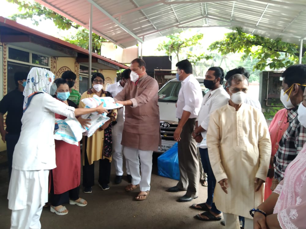 ​ಜಪ್ಪು: ಕಾಂಗ್ರೆಸ್ ಹೆಲ್ಪ್‌ಲೈನ್‌ನಿಂದ ಪ್ರಿವೆಂಶನ್ ಕಿಟ್ ಹಸ್ತಾಂತರ