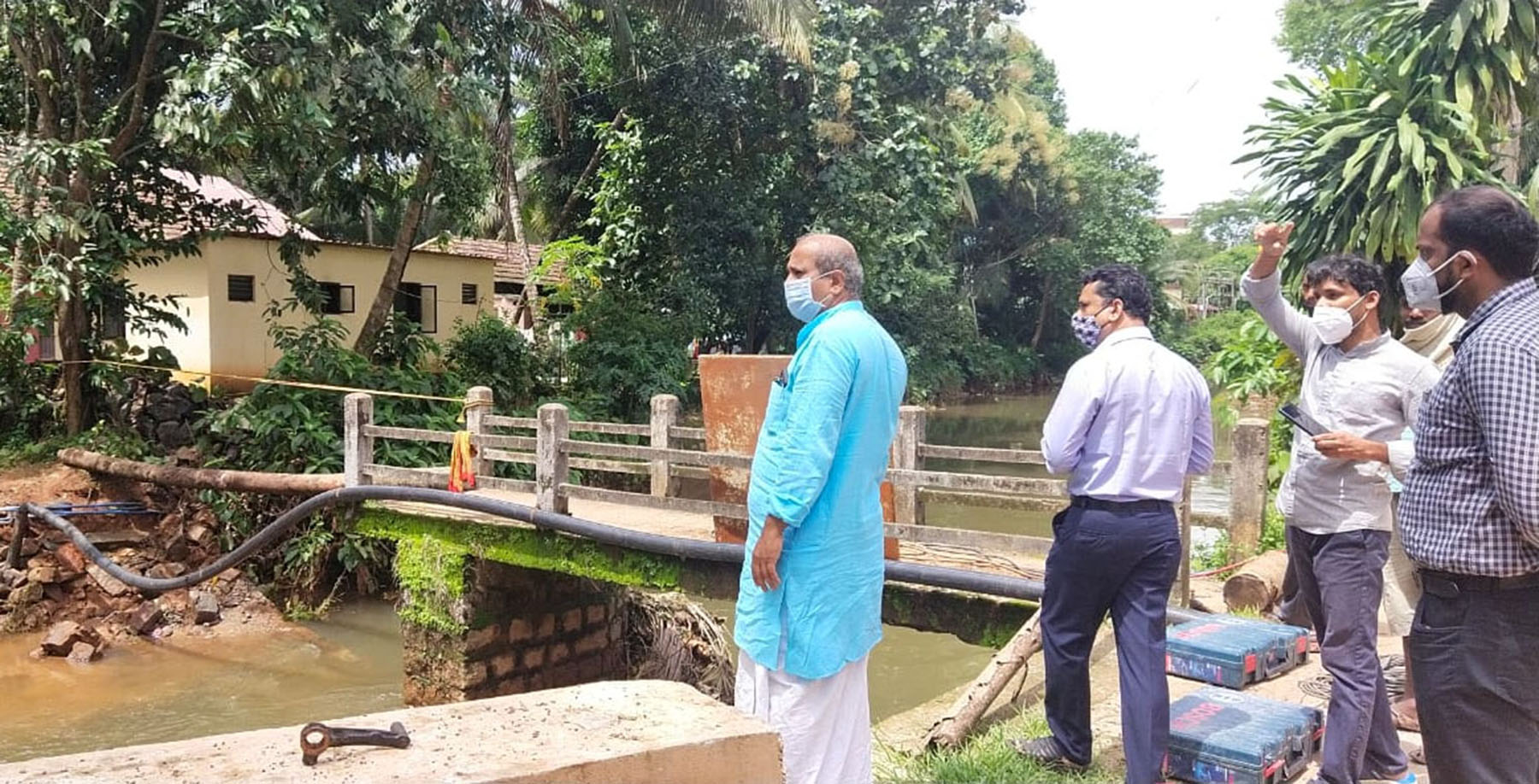 ಮಠದಬೆಟ್ಟು ಕಾಲುಸಂಕ ಕುಸಿದ ಸ್ಥಳಕ್ಕೆ ಶಾಸಕರ ಭೇಟಿ