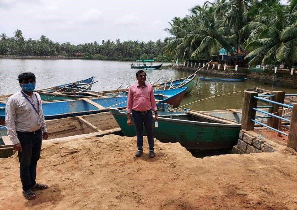 ಪಡುತೋನ್ಸೆಯಲ್ಲಿ ಅಕ್ರಮ ಮರಳುಗಾರಿಕೆಗೆ ದಾಳಿ: ನಾಲ್ಕು ದೋಣಿ ವಶ