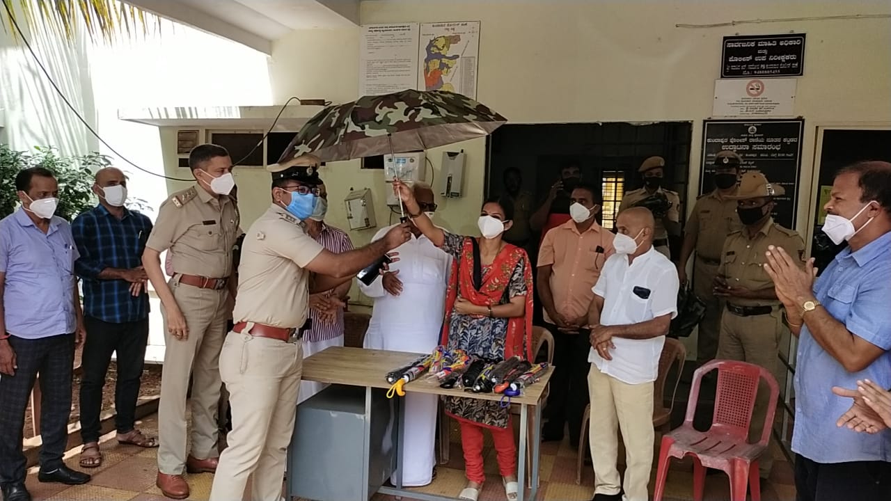 ಕುಂದಾಪುರ: ಪೊಲೀಸರಿಗೆ ಕೊಡೆ ವಿತರಣೆ