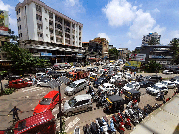 ವಾರಾಂತ್ಯ ಕರ್ಫ್ಯೂ ಹಿನ್ನೆಲೆಯಲ್ಲಿ ಖರೀದಿ ಭರಾಟೆ: ಮಂಗಳೂರಿನ ಪ್ರಮುಖ ರಸ್ತೆಗಳಲ್ಲಿ ಟ್ರಾಫಿಕ್ ಜಾಮ್!