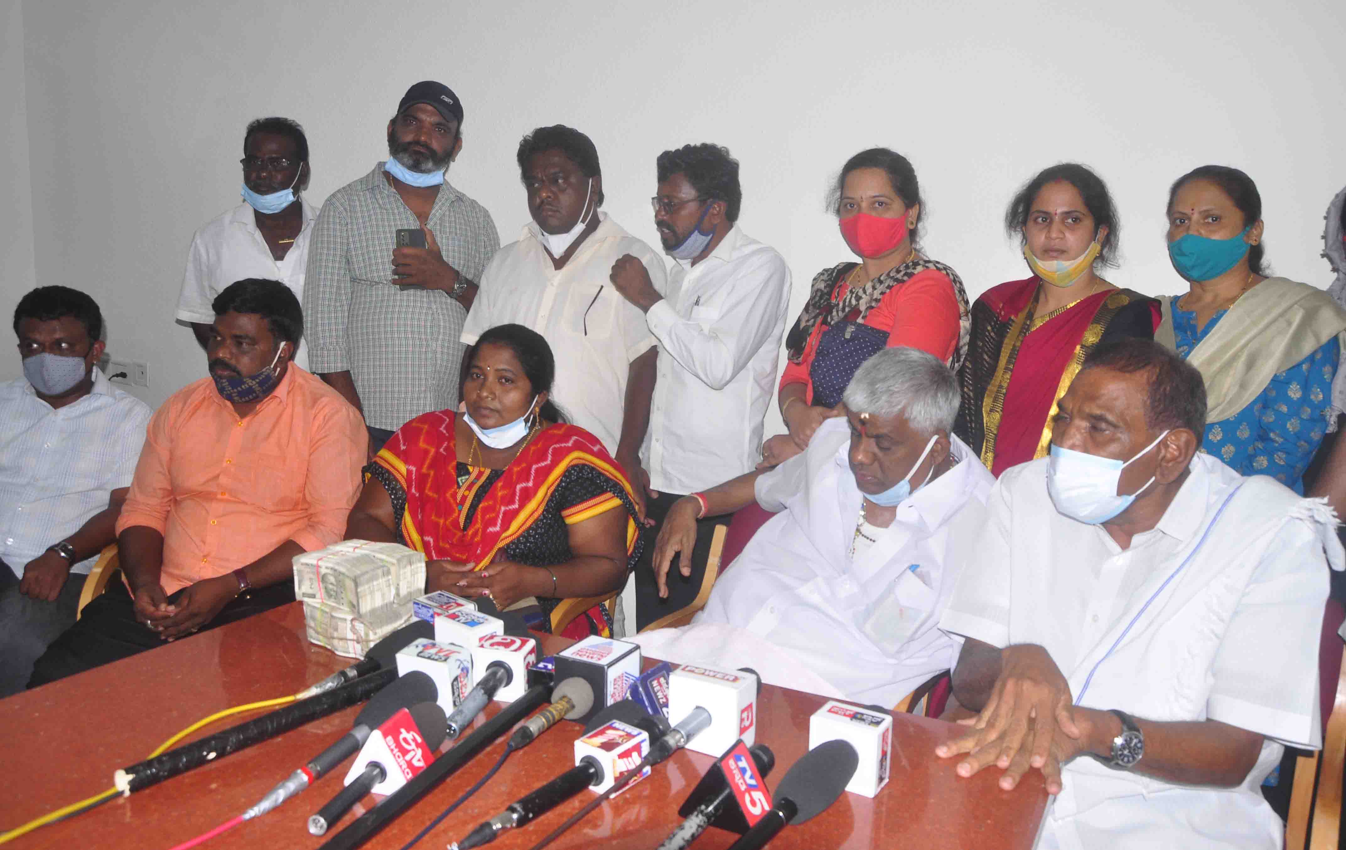 10 ಲಕ್ಷ ರೂ. ಹಣದ ಕಂತೆ ಪ್ರದರ್ಶಿಸಿ ಸುದ್ದಿಗೋಷ್ಠಿ ನಡೆಸಿದ ಮಾಜಿ ಸಚಿವ ಎಚ್.ಡಿ.ರೇವಣ್ಣ