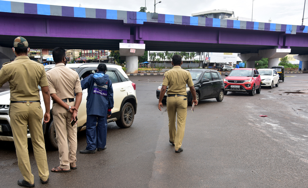 ವೀಕೆಂಡ್ ಕರ್ಫ್ಯೂ: ಮಂಗಳೂರಿನಲ್ಲಿ ಪೊಲೀಸರಿಂದ ಮುಂದುವರಿದ ತಪಾಸಣೆ