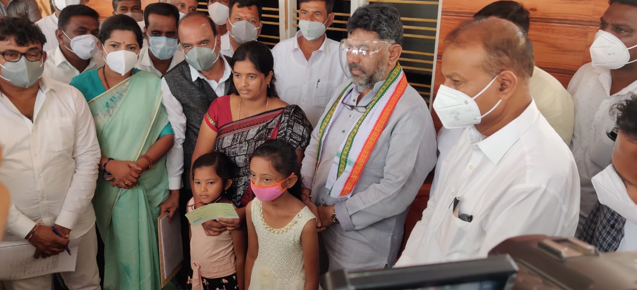 ಚಾಮರಾಜನಗರ : ಆಕ್ಸಿಜನ್ ಕೊರತೆಯಿಂದ ಮೃತರ ಕುಟುಂಬಗಳಿಗೆ ಕೆಪಿಸಿಸಿ ವತಿಯಿಂದ ಪರಿಹಾರ ವಿತರಣೆ