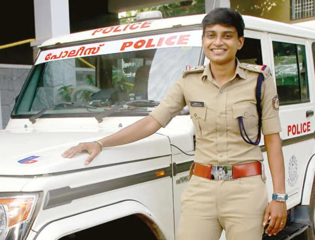 10 ವರ್ಷಗಳ ಹಿಂದೆ ಜ್ಯೂಸ್‌ ಮಾರುತ್ತಿದ್ದ ಯುವತಿ ಇದೀಗ ಅದೇ ಊರಲ್ಲಿ ಪೊಲೀಸ್‌ ಸಬ್‌ ಇನ್ ಸ್ಪೆಕ್ಟರ್‌ ಆಗಿ ನೇಮಕ