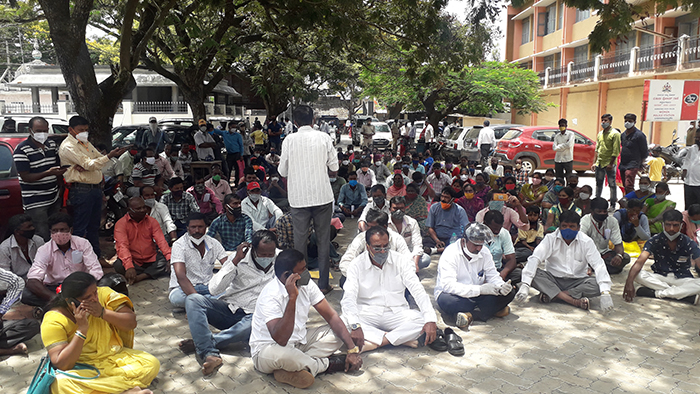 ಶಾಸಕರು, ಬಿಜೆಪಿ ಮುಖಂಡರಿಂದ ಕಟ್ಟಡ ಕಾರ್ಮಿಕರ ಕಿಟ್‍ ದುರುಪಯೋಗ ಆರೋಪ: ನೂರಾರು ಕಾರ್ಮಿಕರಿಂದ ಪ್ರತಿಭಟನೆ