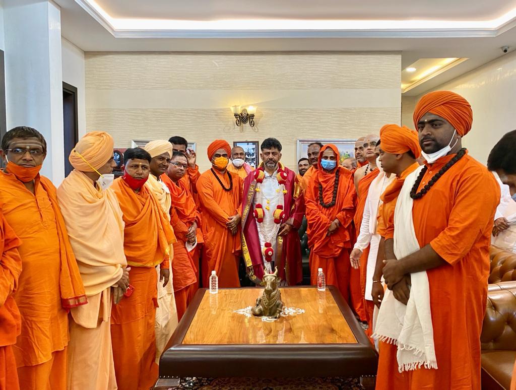 ಡಿ.ಕೆ.ಶಿವಕುಮಾರ್ ರನ್ನು ಭೇಟಿಯಾದ ಲಿಂಗಾಯತ, ಹಿಂದುಳಿದ ವರ್ಗಗಳ 25 ಮಠಗಳ ಸ್ವಾಮೀಜಿಗಳು