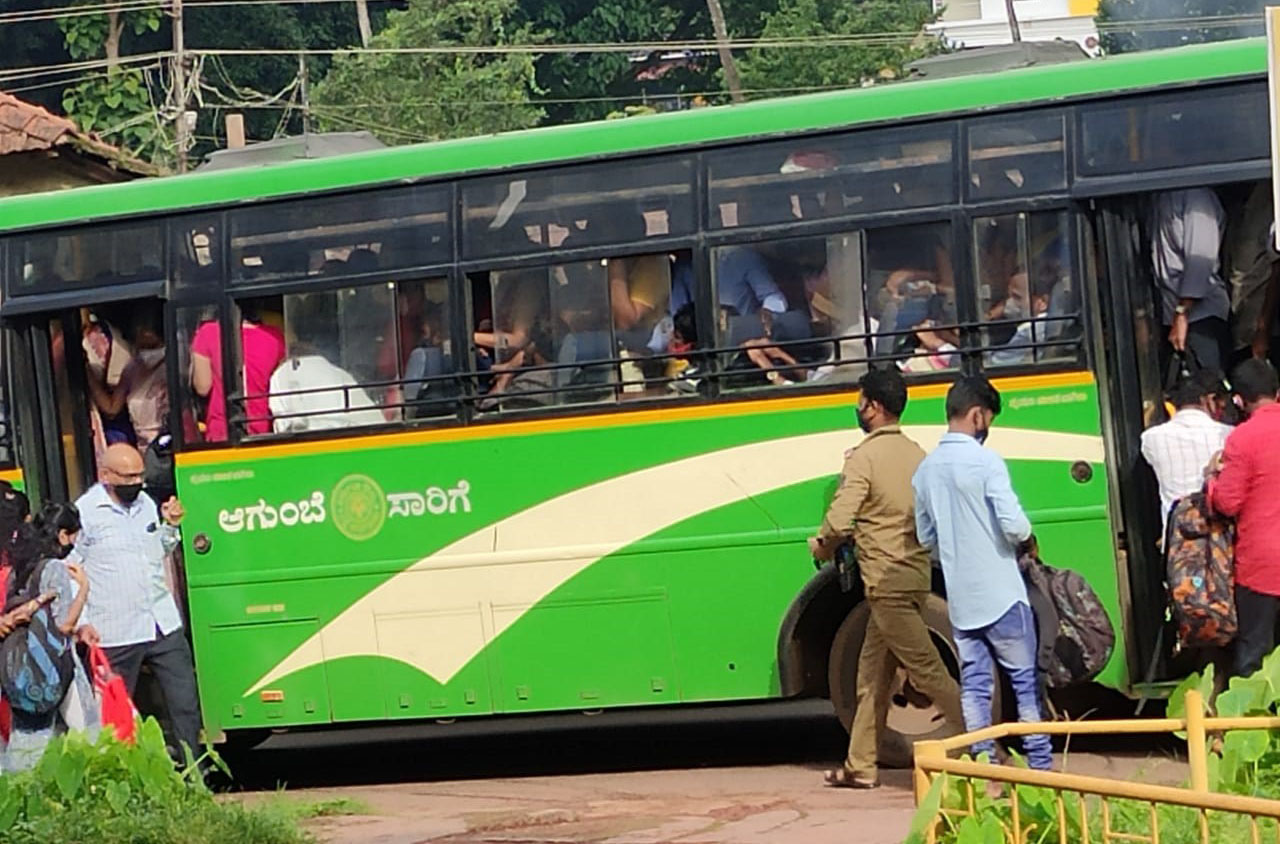 ಉಡುಪಿ: ಕೆಎಸ್ಸಾರ್ಟಿಸಿ ಬಸ್‌ಗಳಿಂದಲೇ ಜಿಲ್ಲಾಡಳಿತದ ಆದೇಶ ಉಲ್ಲಂಘನೆ!
