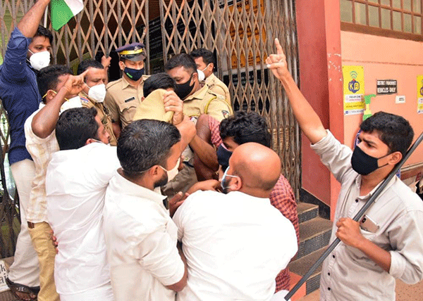 ಯುವ ಕಾಂಗ್ರಸ್ ನಿಂದ ಕಾಸರಗೋಡು ಜಿ.ಪಂಗೆ ಮುತ್ತಿಗೆ, ಪ್ರತಿಭಟನೆ