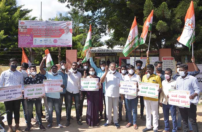 ಲಸಿಕೆ ವಿತರಣೆ ಸ್ಥಗಿತ ಖಂಡಿಸಿ ಶಿವಮೊಗ್ಗ ಜಿಲ್ಲಾದ್ಯಂತ ಕಾಂಗ್ರೆಸ್ ಪ್ರತಿಭಟನೆ