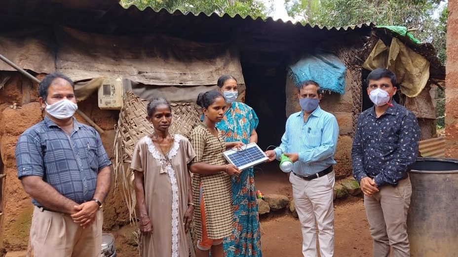 ಕಾರ್ಕಳ: ವಿದ್ಯುತ್ ಸೌಲಭ್ಯ ವಂಚಿತ ವಿದ್ಯಾರ್ಥಿಗೆ ಸೋಲಾರ್ ಲ್ಯಾಂಪ್ ನೀಡಿದ ಡಿಡಿಪಿಐ
