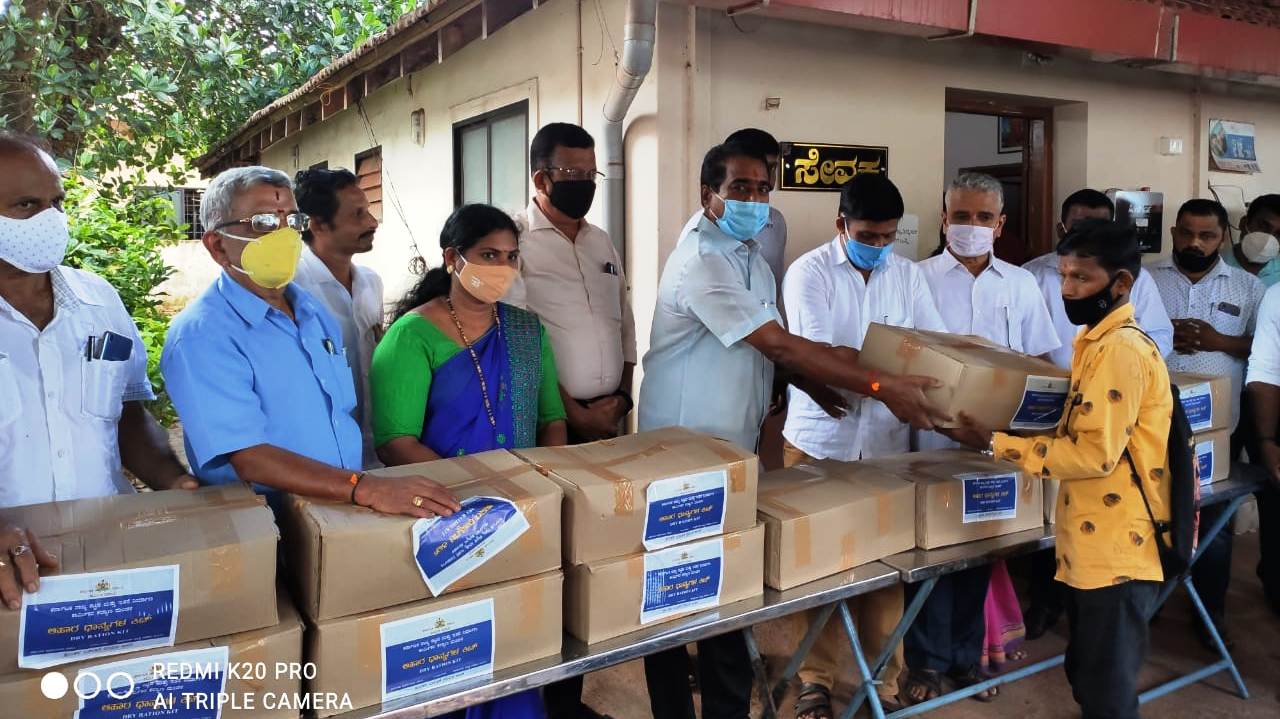 ಮೂಡುಬಿದಿರೆ: ಕಟ್ಟಡ ಕಾರ್ಮಿಕರಿಗೆ ಕಿಟ್ ವಿತರಣೆ