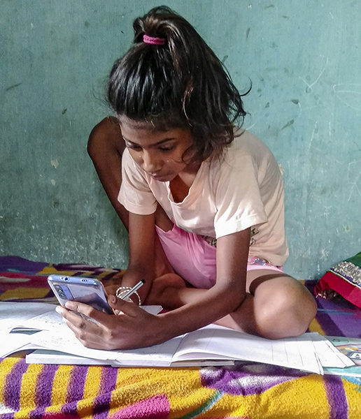 ಆನ್‌ಲೈನ್ ತರಗತಿಗಳಿಗೆ ಫೋನ್ ಖರೀದಿಸಲು 1.2 ಲಕ್ಷ ರೂ.ಗೆ ಡಝನ್ ಮಾವಿನಹಣ್ಣು ಮಾರಾಟ ಮಾಡಿದ ಬಾಲಕಿ!