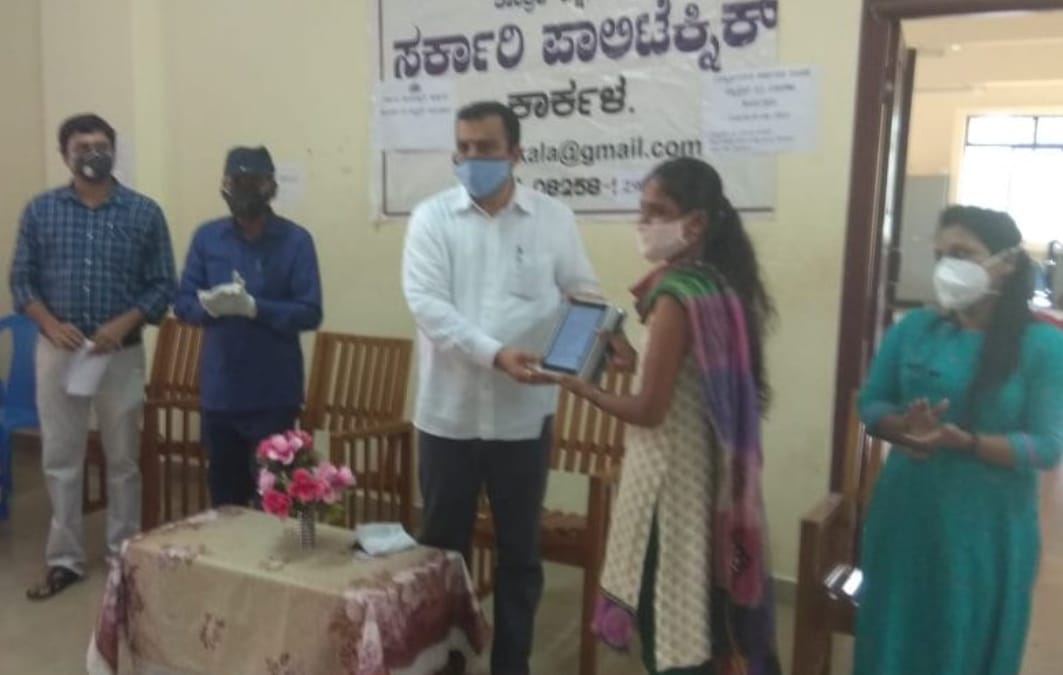 ಕಾರ್ಕಳ:  ಪಾಲಿಟೆಕ್ನಿಕ್‌ ವಿದ್ಯಾರ್ಥಿಗಳಿಗೆ ಉಚಿತ ಟ್ಯಾಬ್‌ ವಿತರಣೆ