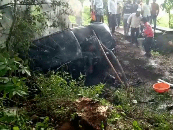 ಮಂಡ್ಯ: ಹಳ್ಳಕ್ಕೆ ಉರುಳಿದ ಕಾರು ಬೆಂಕಿಗಾಹುತಿ: ಒಂದೇ ಕುಟುಂಬದ ಮೂವರು ಸಜೀವ ದಹನ