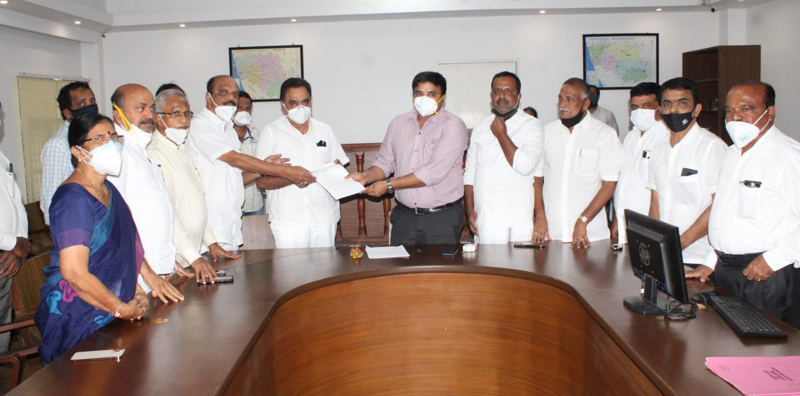 ಪ್ರತಿದಿನ 1 ಕೋಟಿ ಮಂದಿಗೆ ಲಸಿಕೆ ನೀಡಲು ಕಾಂಗ್ರೆಸ್ ಮನವಿ