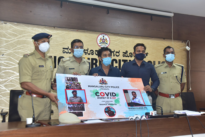 ಮಂಗಳೂರು ಪೊಲೀಸರಿಂದ ಕೊರೋನ ವಾರಿಯರ್ಸ್‌ಗೆ ಗೌರವ