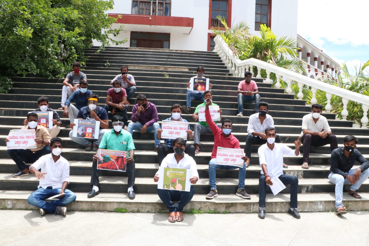 ಶಿವಮೊಗ್ಗ: ಪೆಟ್ರೋಲ್, ಡೀಸೆಲ್ ಬೆಲೆ ಏರಿಕೆ ಖಂಡಿಸಿ ಯುವ ಕಾಂಗ್ರೆಸ್ ಪ್ರತಿಭಟನೆ