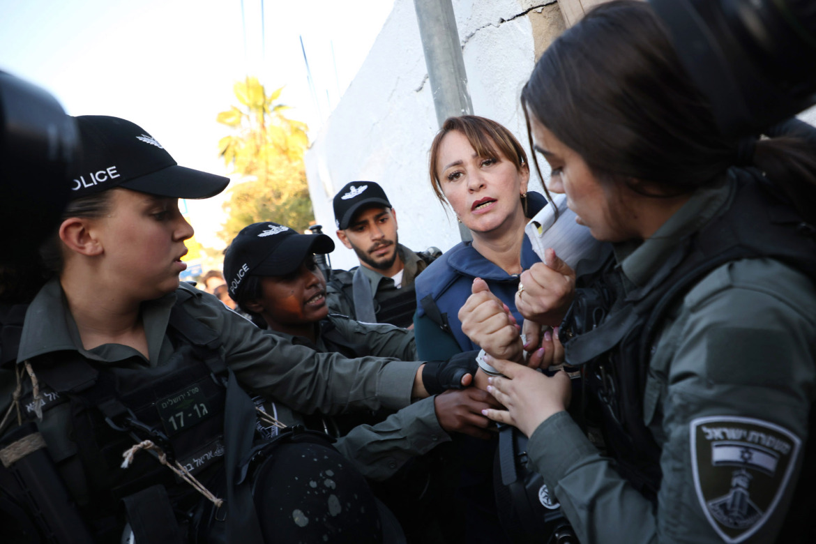ಅಲ್ ಜಝೀರಾ ಪತ್ರಕರ್ತೆಯನ್ನು ಬಲಪ್ರಯೋಗಿಸಿ ಬಂಧನಕ್ಕೊಳಪಡಿಸಿ ಬಿಡುಗಡೆ ಮಾಡಿದ ಇಸ್ರೇಲ್ ಅಲ್ ಜಝೀರಾ ಪತ್ರಕರ್ತೆಯನ್ನು ಬಲಪ್ರಯೋಗಿಸಿ ಬಂಧನಕ್ಕೊಳಪಡಿಸಿ ಬಿಡುಗಡೆ ಮಾಡಿದ ಇಸ್ರೇಲ್