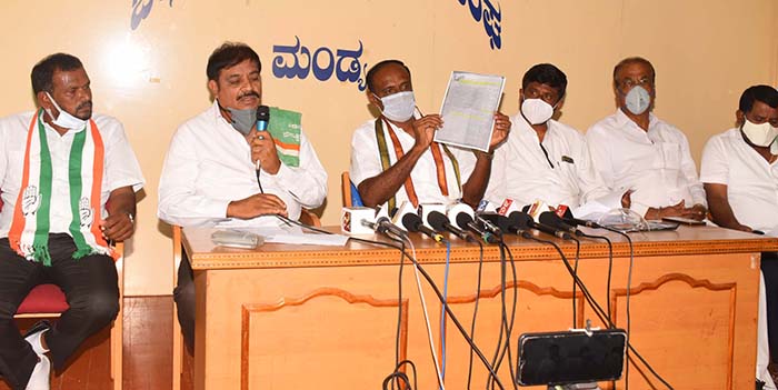 ಮನ್‍ಮುಲ್ ಹಾಲಿಗೆ ನೀರು ಮಿಶ್ರಣ ಆರೋಪ: ಸಿಬಿಐ ತನಿಖೆ, ಅಧ್ಯಕ್ಷರ ರಾಜೀನಾಮೆಗೆ ಕಾಂಗ್ರೆಸ್ ಆಗ್ರಹ