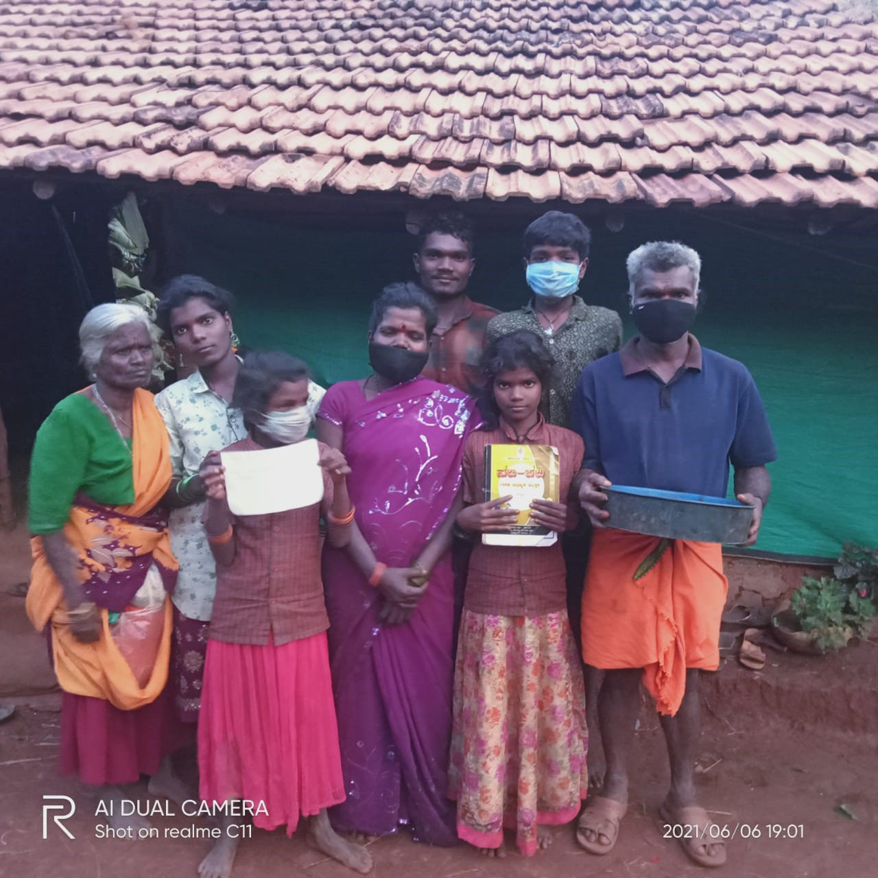 ‘ಜೀವ ಮತ್ತು ಜೀವನ’ವನ್ನು ಉಳಿಸಲು ಆಗ್ರಹ; ಆದಿವಾಸಿಗಳಿಂದ ವಾದ್ಯ ನುಡಿಸಿ, ಖಾಲಿ ತಟ್ಟೆ ಪ್ರದರ್ಶಿಸಿ ಪ್ರತಿಭಟನೆ