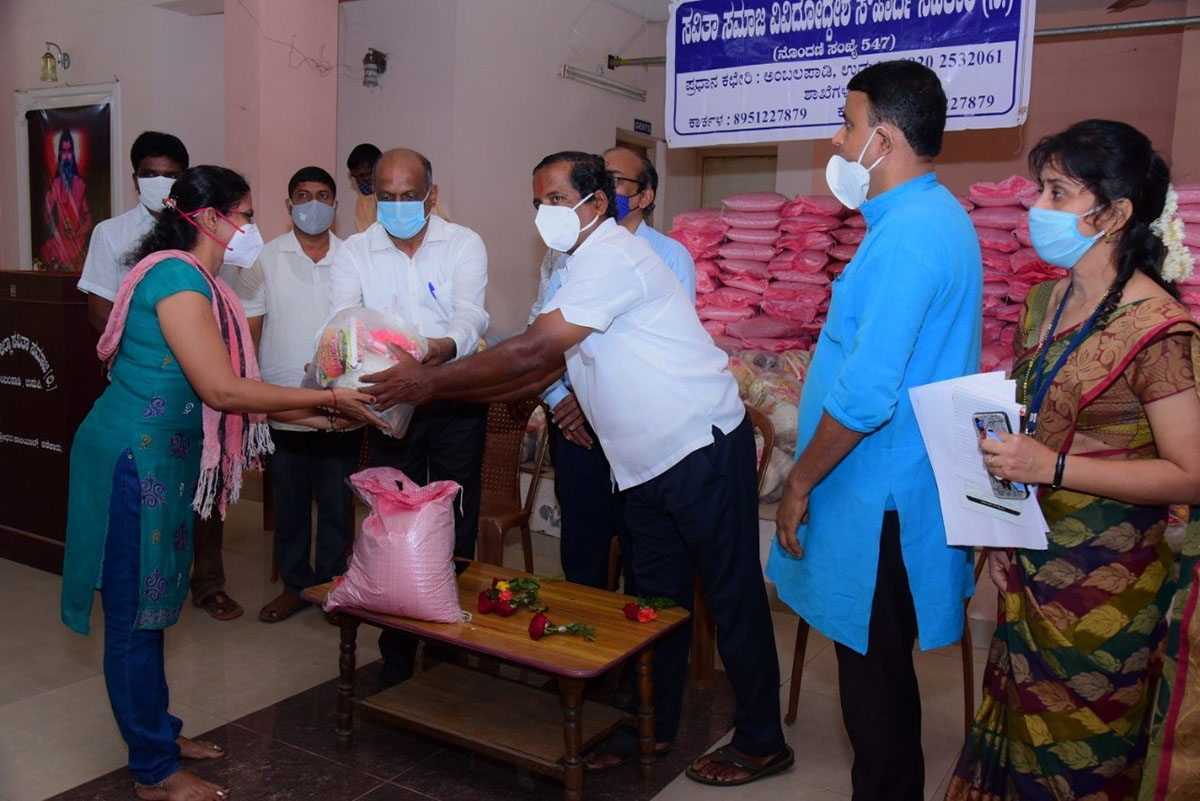 ಸವಿತಾ ಸಮಾಜ ವತಿಯಿಂದ 600 ಕ್ಷೌರಿಕ ವೃತ್ತಿಯವರಿಗೆ ಕಿಟ್ ವಿತರಣೆ