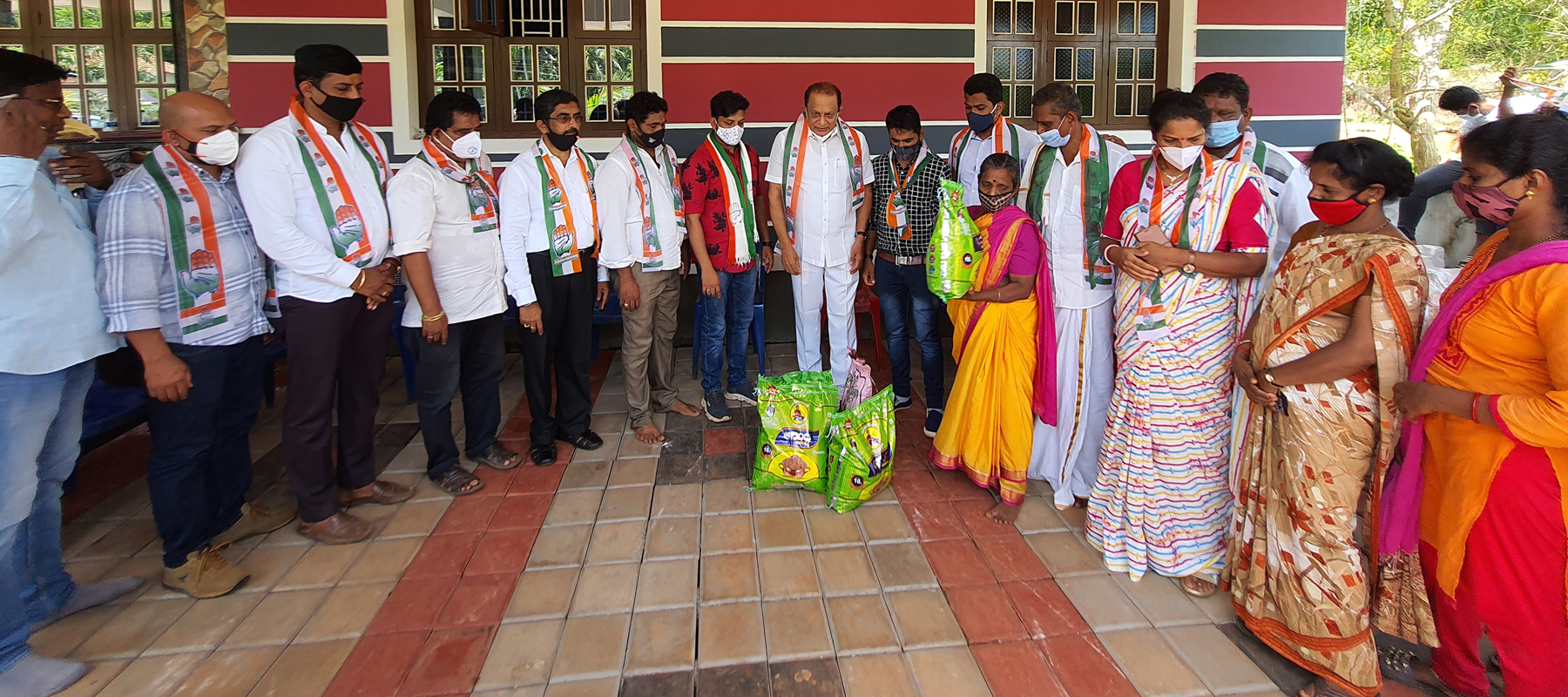 ಕಂಚಿನಡ್ಕದಲ್ಲಿ ಕಿಟ್ ವಿತರಣೆ