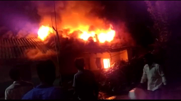 ಇಂದೂರ: ವಿದ್ಯುತ್ ಅವಘಡದಿಂದ ಮನೆ ಬೆಂಕಿಗಾಹುತಿ
