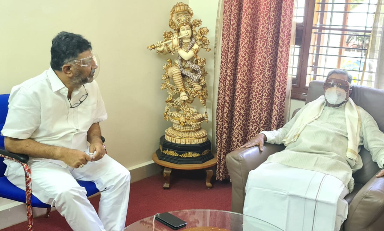 ಸಿದ್ದರಾಮಯ್ಯರನ್ನು ಭೇಟಿಯಾಗಿ ಆರೋಗ್ಯ ವಿಚಾರಿಸಿದ ಡಿ.ಕೆ.ಶಿವಕುಮಾರ್
