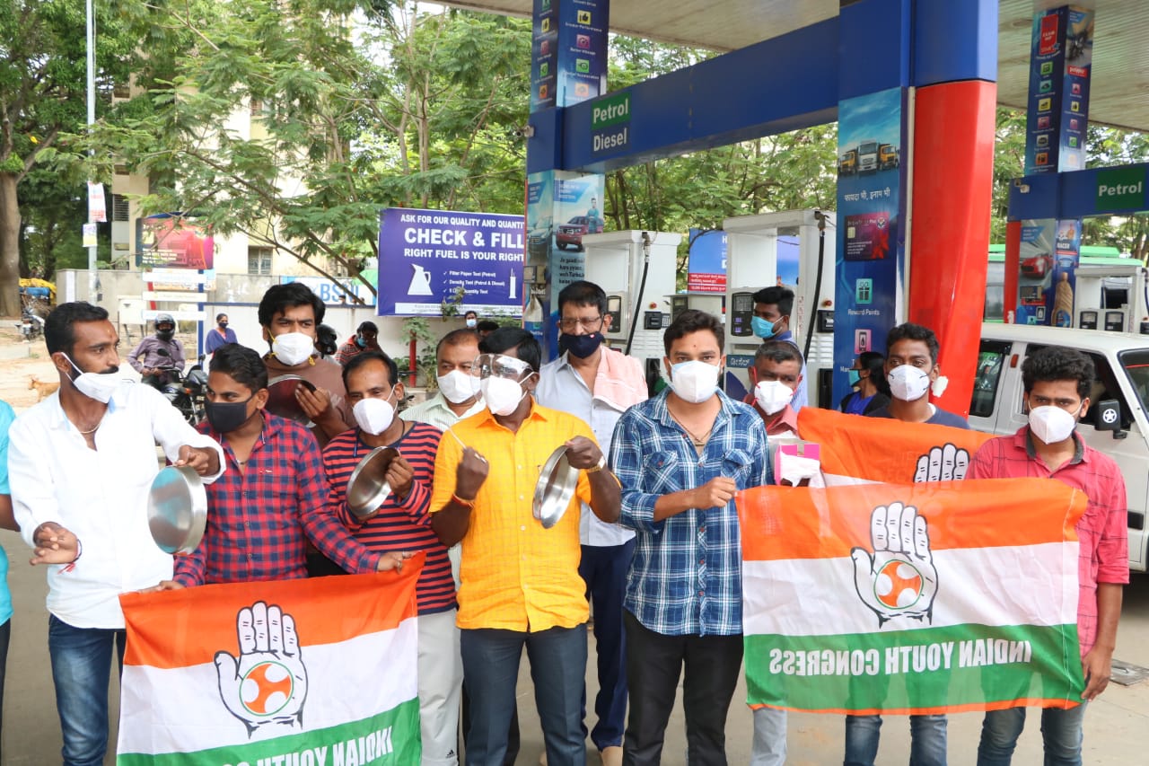 ಶತಕ ದಾಟಿದ ಪೆಟ್ರೋಲ್ ಬೆಲೆ: ಸಿಎಂ ತವರಿನಲ್ಲಿ ಸಿಹಿ ಹಂಚಿ, ಜಾಗಟೆ, ತಟ್ಟೆ, ಶಂಕ ಬಾರಿಸಿ ವಿನೂತನ ಪ್ರತಿಭಟನೆ