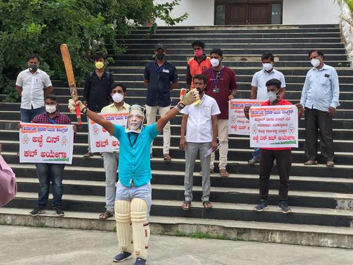 ಶಿವಮೊಗ್ಗದಲ್ಲಿ ಪೆಟ್ರೋಲ್ ಗೆ 100 ರೂ.: ಡಿಸಿ ಕಚೇರಿ ಎದುರು ಅಣಕು ಪ್ರದರ್ಶನದ ಮೂಲಕ ಯುವ ಕಾಂಗ್ರೆಸ್ ಪ್ರತಿಭಟನೆ