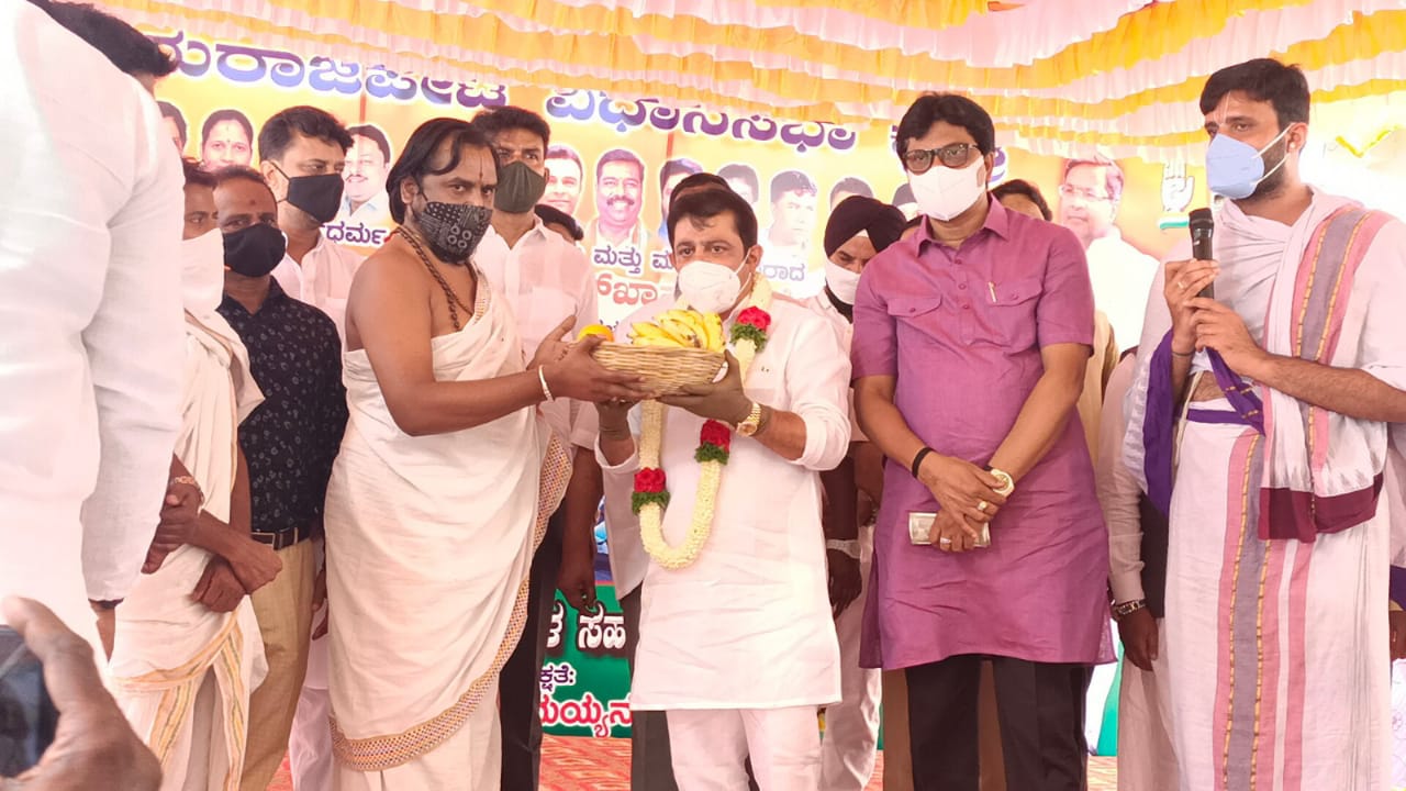 ಹಿಂದೂ, ಮುಸ್ಲಿಂ, ಕ್ರೈಸ್ತ, ಸಿಖ್, ಜೈನ ಧರ್ಮಗಳ ಧರ್ಮ ಗುರುಗಳಿಗೆ ರೇಷನ್ ಕಿಟ್, 5,000 ರೂ. ವಿತರಿಸಿದ ಝಮೀರ್ ಅಹ್ಮದ್