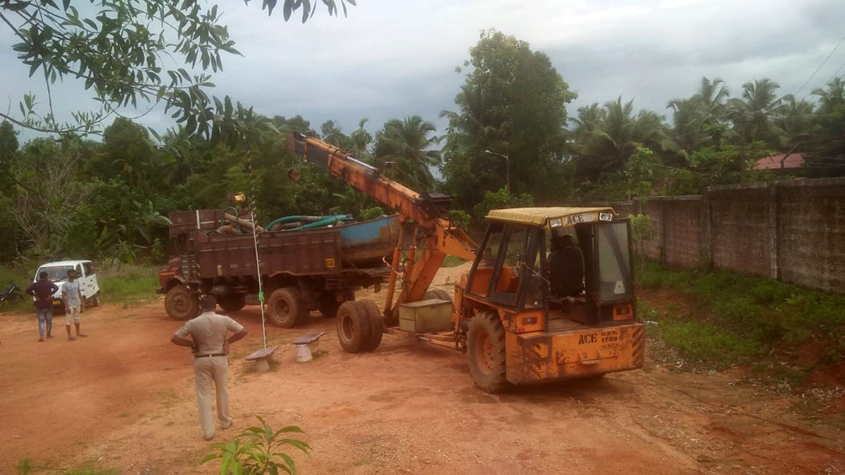 ಪ್ರತ್ಯೇಕ ಕಡೆ ಅಕ್ರಮ ಮರಳುಗಾರಿಕೆಗೆ ದಾಳಿ: ಎರಡು ಡ್ರೆಜ್ಜಿಂಗ್ ಬೋಟ್, ಟಿಪ್ಪರ್, ಮರಳು ವಶಕ್ಕೆ