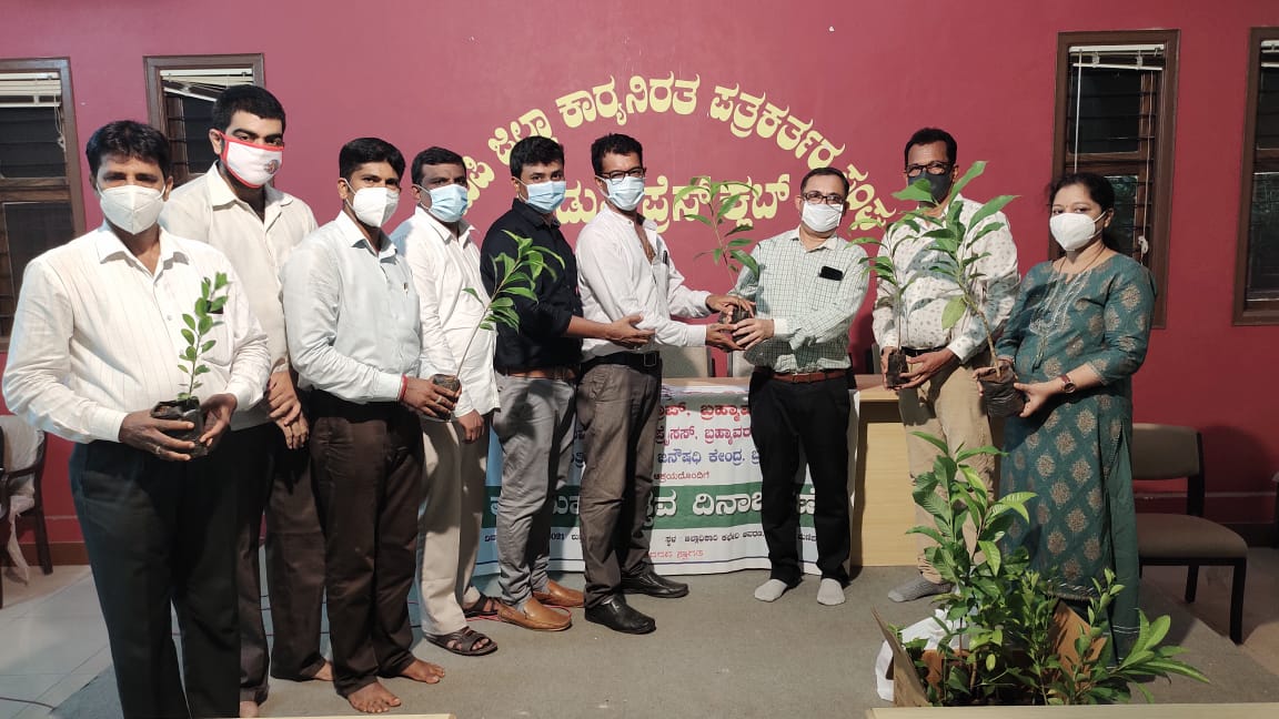 ಉಡುಪಿ : ಪತ್ರಿಕಾ ದಿನಾಚರಣೆ ಪ್ರಯುಕ್ತ ಪತ್ರಕರ್ತರಿಗೆ ಸಸಿ ವಿತರಣೆ