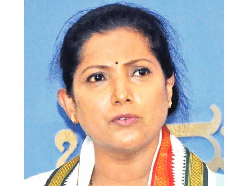 ಕೋವಿಡ್ ಮೃತರ ಕುಟುಂಬಕ್ಕೂ ಪ್ರಧಾನಿಯ ಫೋಟೋ ಹಾಕಿ ಮರಣಪತ್ರ ನೀಡಿ: ಡಾ.ಪುಷ್ಪಾ ಅಮರನಾಥ್ ವಾಗ್ದಾಳಿ