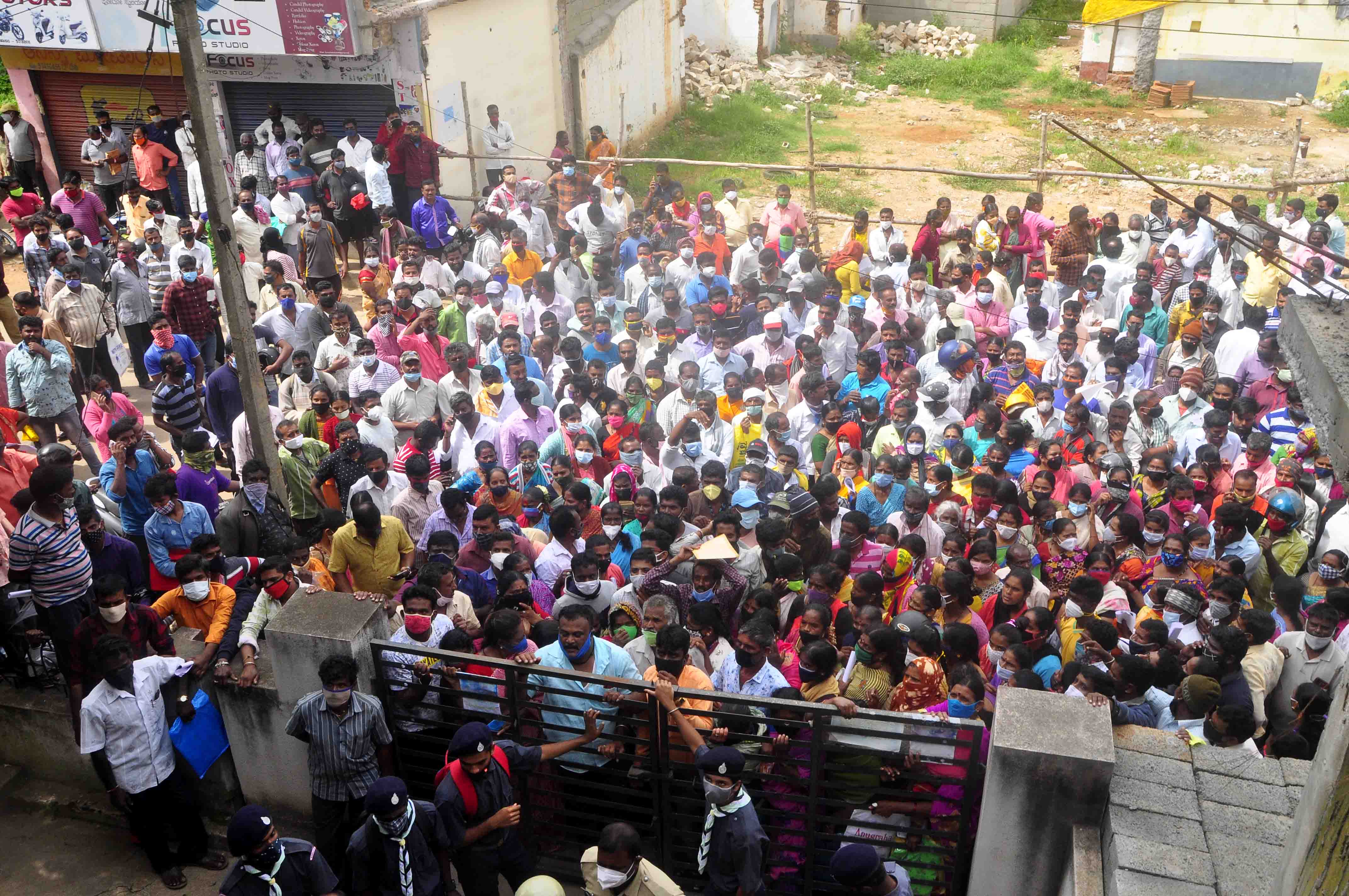 ಸುಳ್ಳು ಮಾಹಿತಿ ನಂಬಿ ಆಹಾರ ಕಿಟ್‌ಗಾಗಿ ಕಾರ್ಮಿಕ ಇಲಾಖೆ ಎದುರು ಜನಸಂದಣಿ, ಕಾರ್ಮಿಕರ ಪ್ರತಿಭಟನೆ