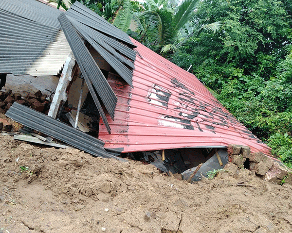 ಬಂಟ್ವಾಳ ಮನೆ ಮೇಲೆ ಕುಸಿದ ತಡೆಗೋಡೆ: ಇಬ್ಬರಿಗೆ ಗಾಯ