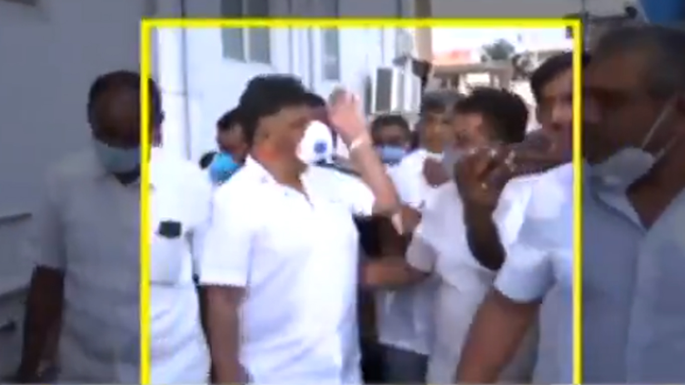 ಹೆಗಲ ಮೇಲೆ ಕೈಯಿಟ್ಟ ಕಾರ್ಯಕರ್ತನ ತಲೆಗೆ ಬಾರಿಸಿದ ಡಿಕೆಶಿ!