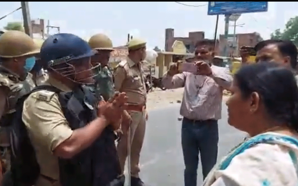 ಬಿಜೆಪಿ ನಾಯಕರ ಮುಂದೆ ಕೈ ಮುಗಿದು ವಿನಂತಿಸುತ್ತಿರುವ ಉತ್ತರಪ್ರದೇಶ ಪೊಲೀಸ್:‌ ವೀಡಿಯೊ ವೈರಲ್‌