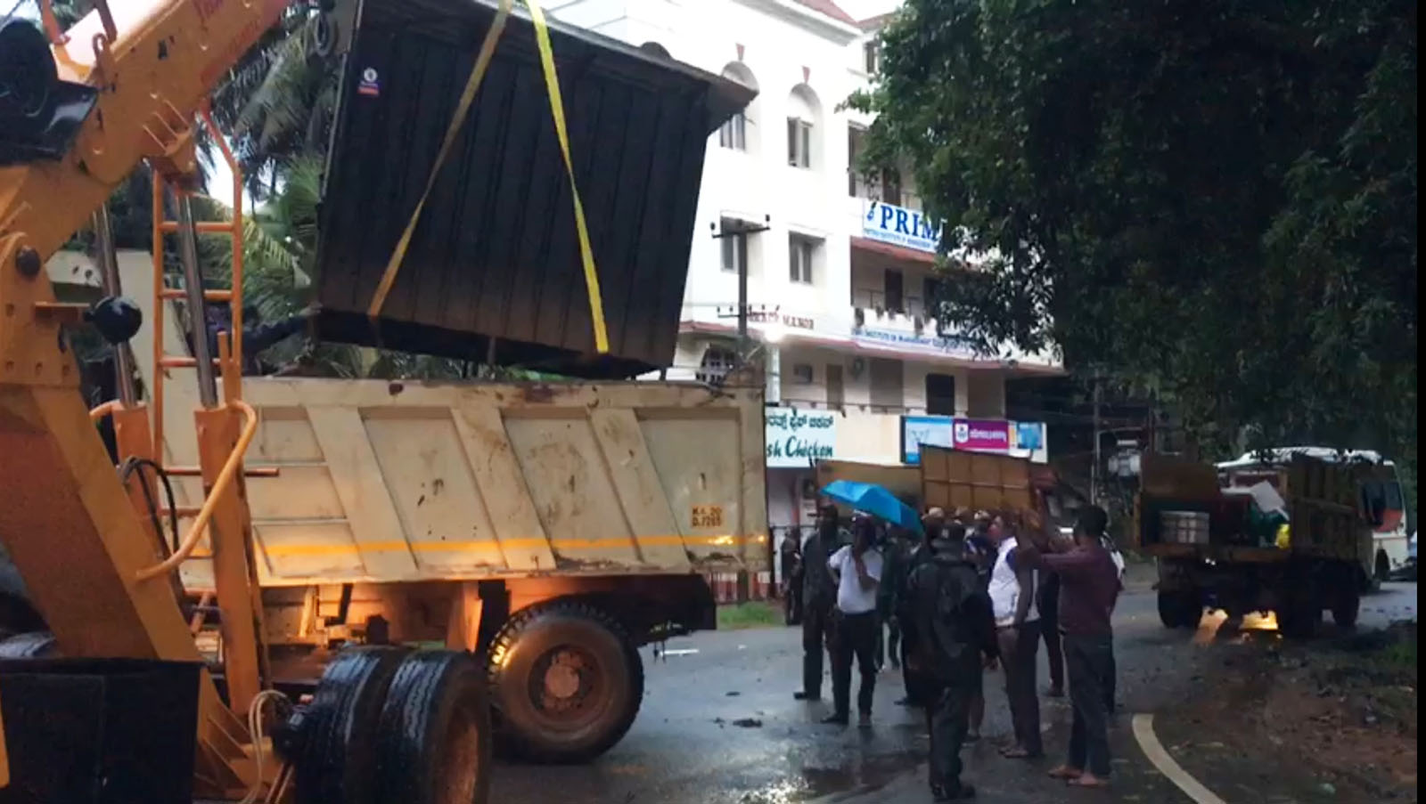 ಉಡುಪಿ ನಗರಸಭೆ ಕಾರ್ಯಾಚರಣೆ; ವಿರೋಧದ ಮಧ್ಯೆಯೂ ಬ್ರಹ್ಮಗಿರಿಯ ಗೂಡಂಗಡಿಗಳ ತೆರವು