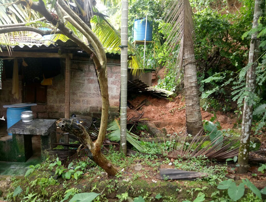 ಬಂಟ್ವಾಳ: ಗುಡ್ಡ ಕುಸಿದು ಮನೆಗೆ ಹಾನಿ