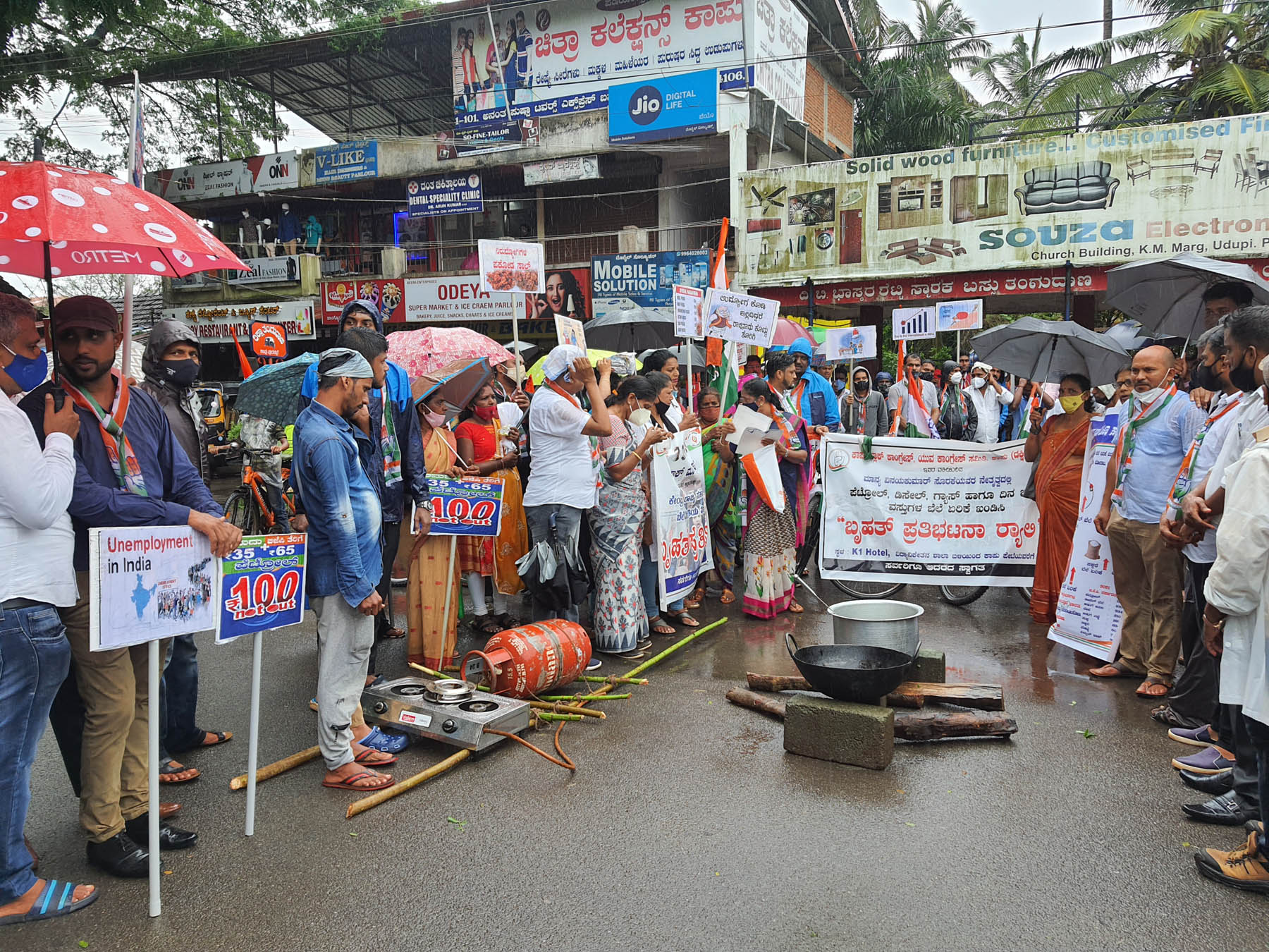 ಕಾಪು: ಅಗತ್ಯ ವಸ್ತುಗಳ ಬೆಲೆ ಏರಿಕೆ ವಿರೋಧಿಸಿ ಪ್ರತಿಭಟನೆ