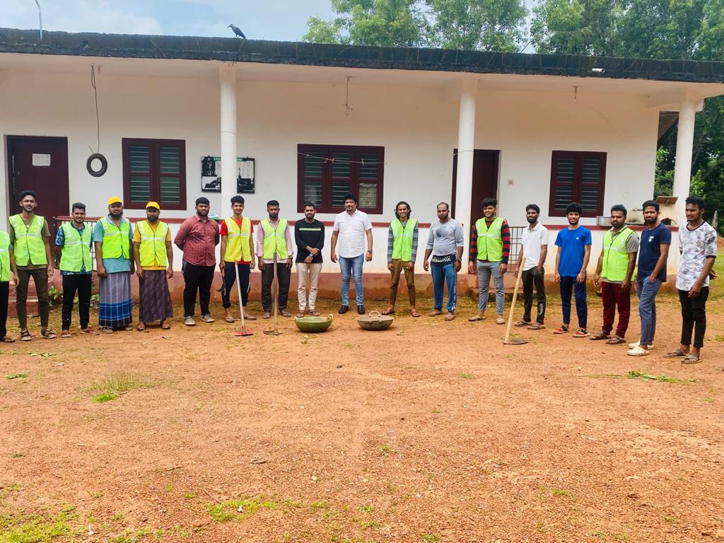 ಕುಕ್ಕಾಜೆ : ಎಸ್ ಎಸ್ ಎಫ್ ಹೆಲ್ಪ್ ಲೈನ್ ವತಿಯಿಂದ ಸ್ವಚ್ಛತೆ, ಶ್ರಮದಾನ