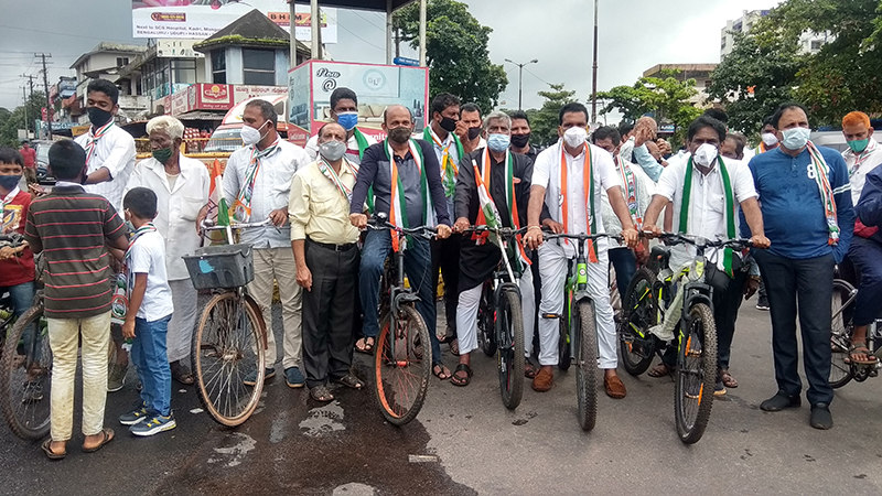 ಮಂಗಳೂರು: ಪೆಟ್ರೋಲಿಯಂ ಉತ್ಪನ್ನ ದರ ಏರಿಕೆ ವಿರೋಧಿಸಿ ಸೈಕಲ್ ಜಾಥಾ