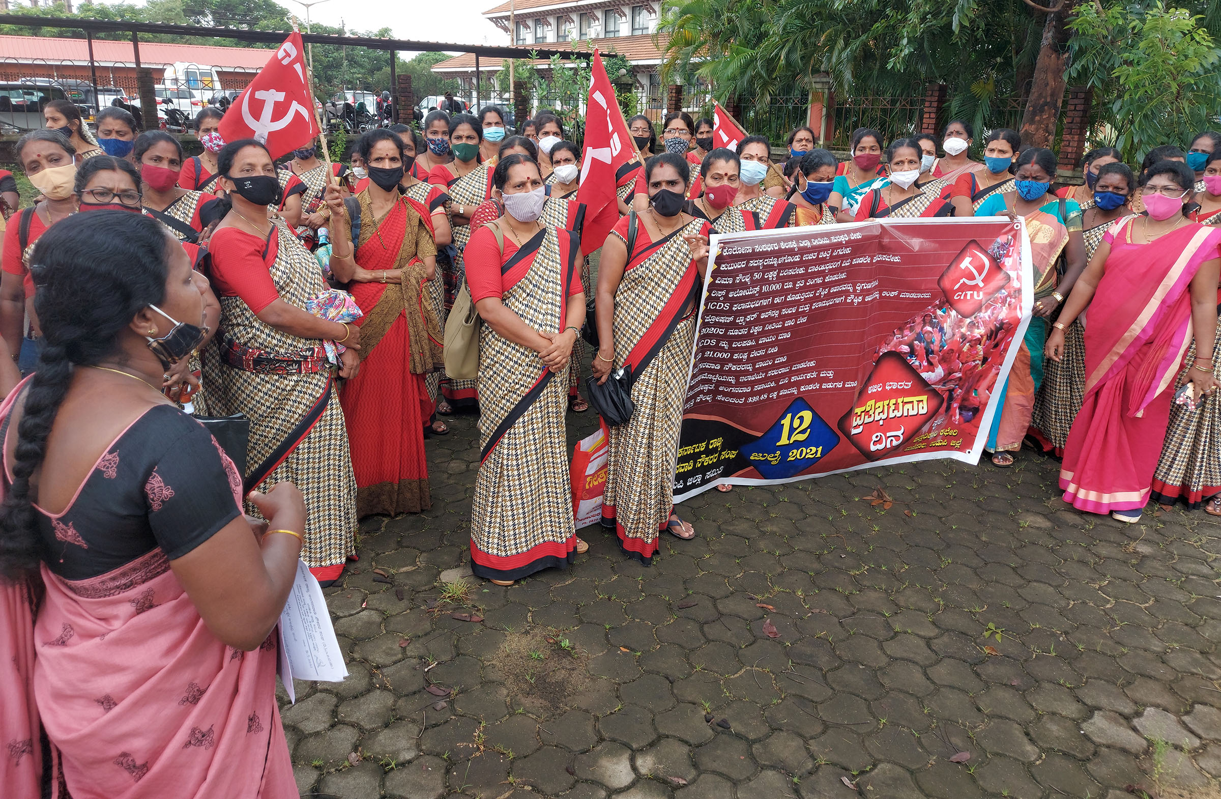 ಉಡುಪಿ: ಅಂಗನವಾಡಿ ನೌಕರರ ಬೇಡಿಕೆ ಈಡೇರಿಗೆ ಆಗ್ರಹಿಸಿ ಧರಣಿ