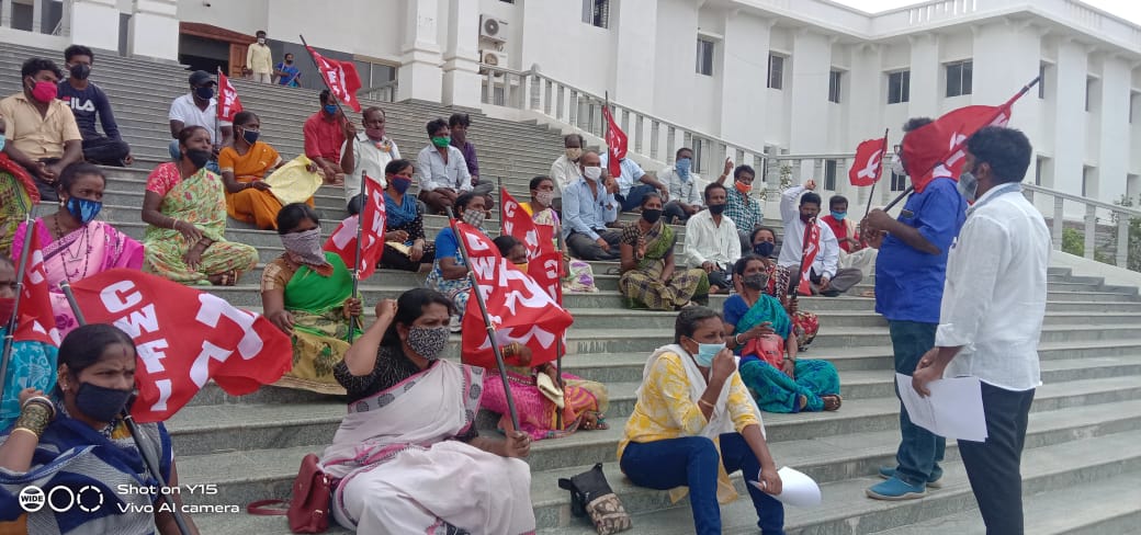 ಕೋಲಾರ: ವಿವಿಧ ಬೇಡಿಕೆಗಳನ್ನು ಈಡೇರಿಸುವಂತೆ ಸಿಐಟಿಯು ಧರಣಿ