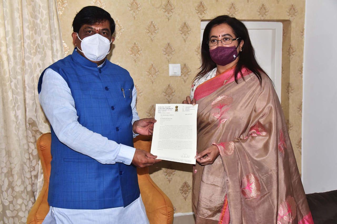 ಅಕ್ರಮ ಕಲ್ಲು ಗಣಿಗಾರಿಕೆ ಆರೋಪ: ಸಚಿವ ಮುರುಗೇಶ್ ನಿರಾಣಿಯನ್ನು ಭೆಟಿಯಾದ ಸಂಸದೆ ಸುಮಲತಾ