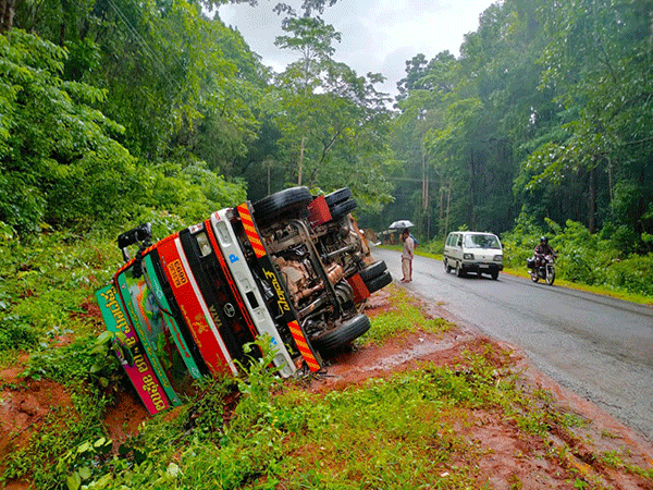 ಮುಂಡಾಜೆ: ರಸ್ತೆ ಬದಿಗೆ ಉರುಳಿಬಿದ್ದ ಲಾರಿ